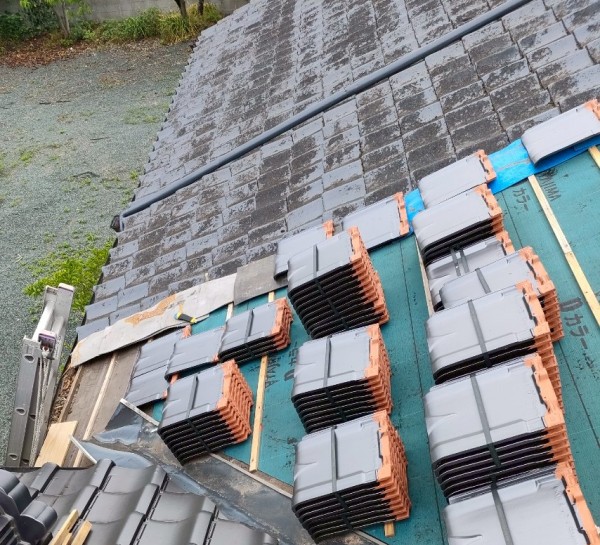 葺き替え工事前　以前の業者が施工途中の屋根